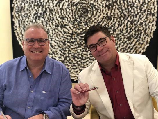 La Habana Cruise Port general manager Jorge Mandiola and Virgin Voyages President and CEO Tom McAlpin formalize contract agreement for Virgin Voyages’ sailings to Cuba